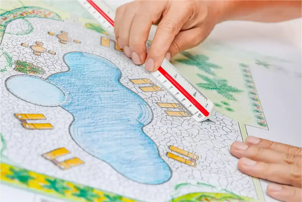 diseñador midiendo dimensiones de una piscina durante la fase de diseño y conceptualización