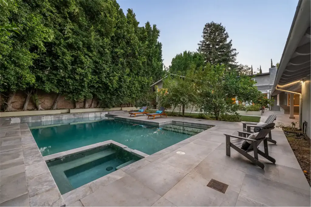 piscina construida para jardín de casa particular