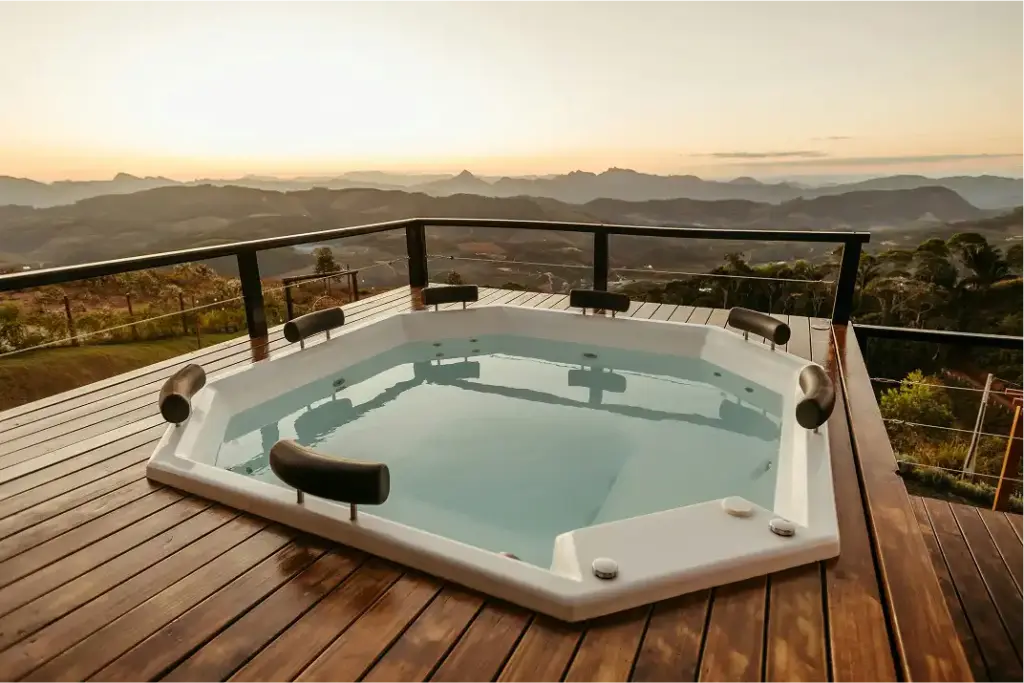 jacuzzi al aire libre en azotea de madera