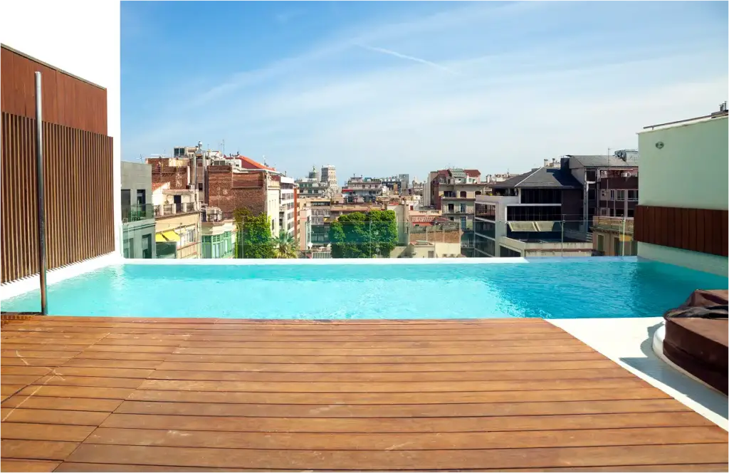 piscina en azotea de un hotel en barcelona