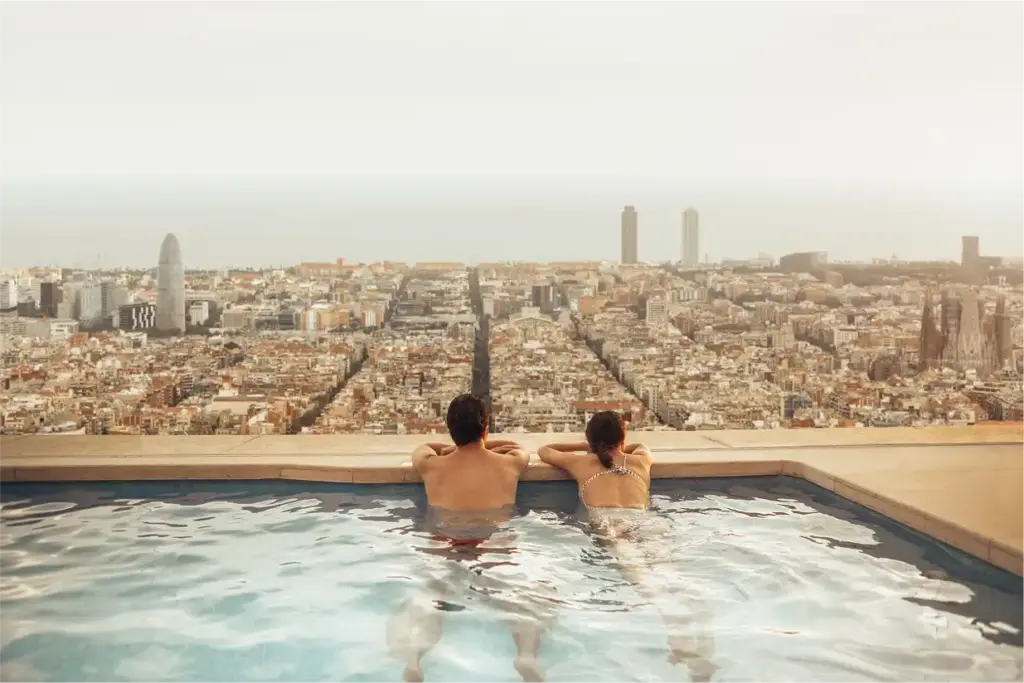 piscina en azotea de un hotel en Barcelona con una pareja