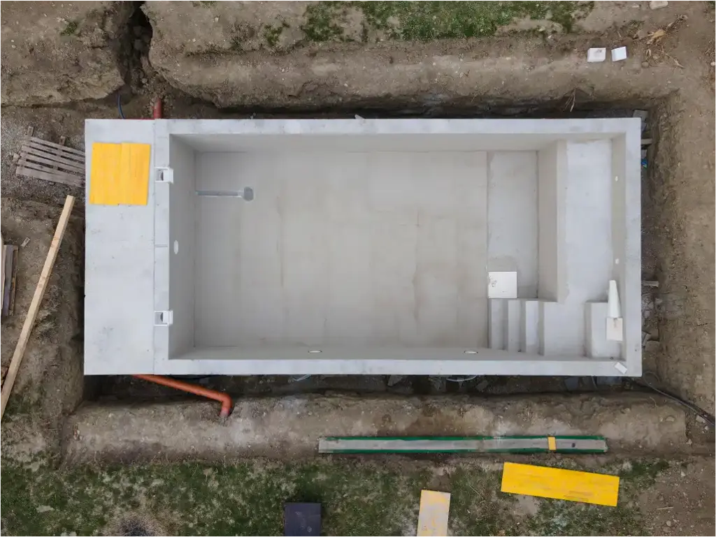 piscina construida por bloques colocada en el agujero