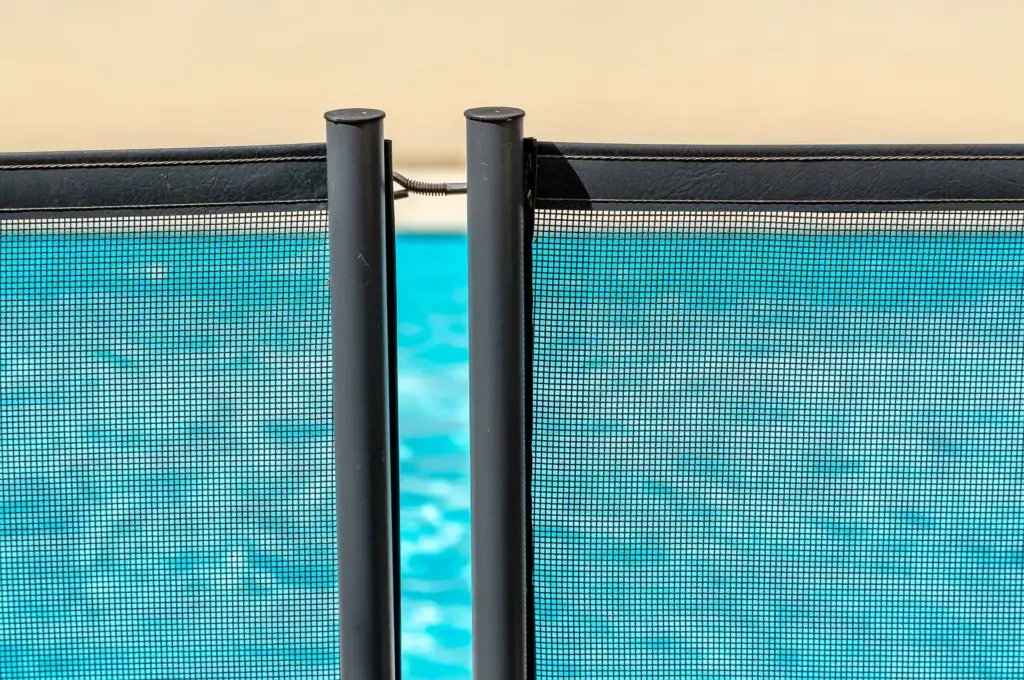 Sistema protector para bordear piscinas