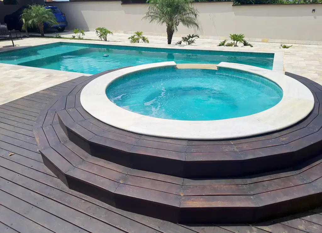 Spa exterior de obra sobre madera