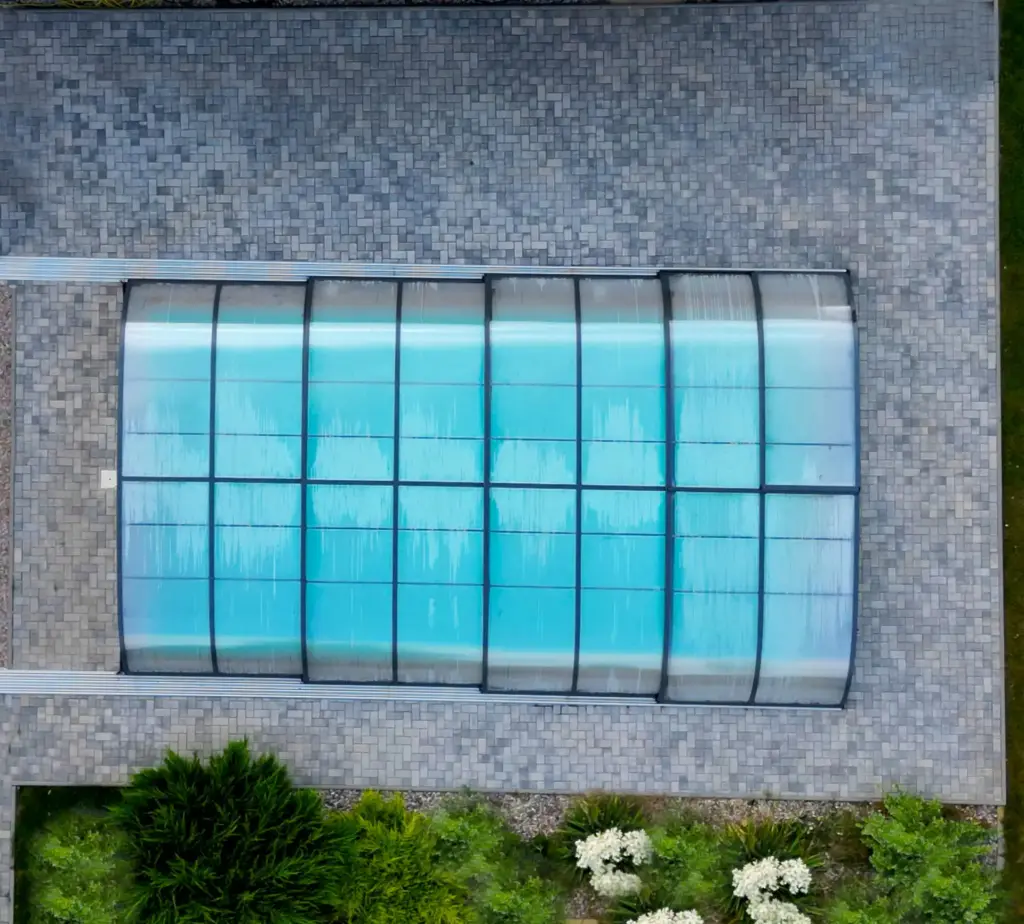 cubierta de piscina de plexiglass.