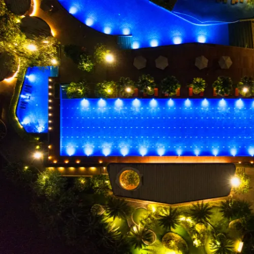 piscina con sistema de iluminación led